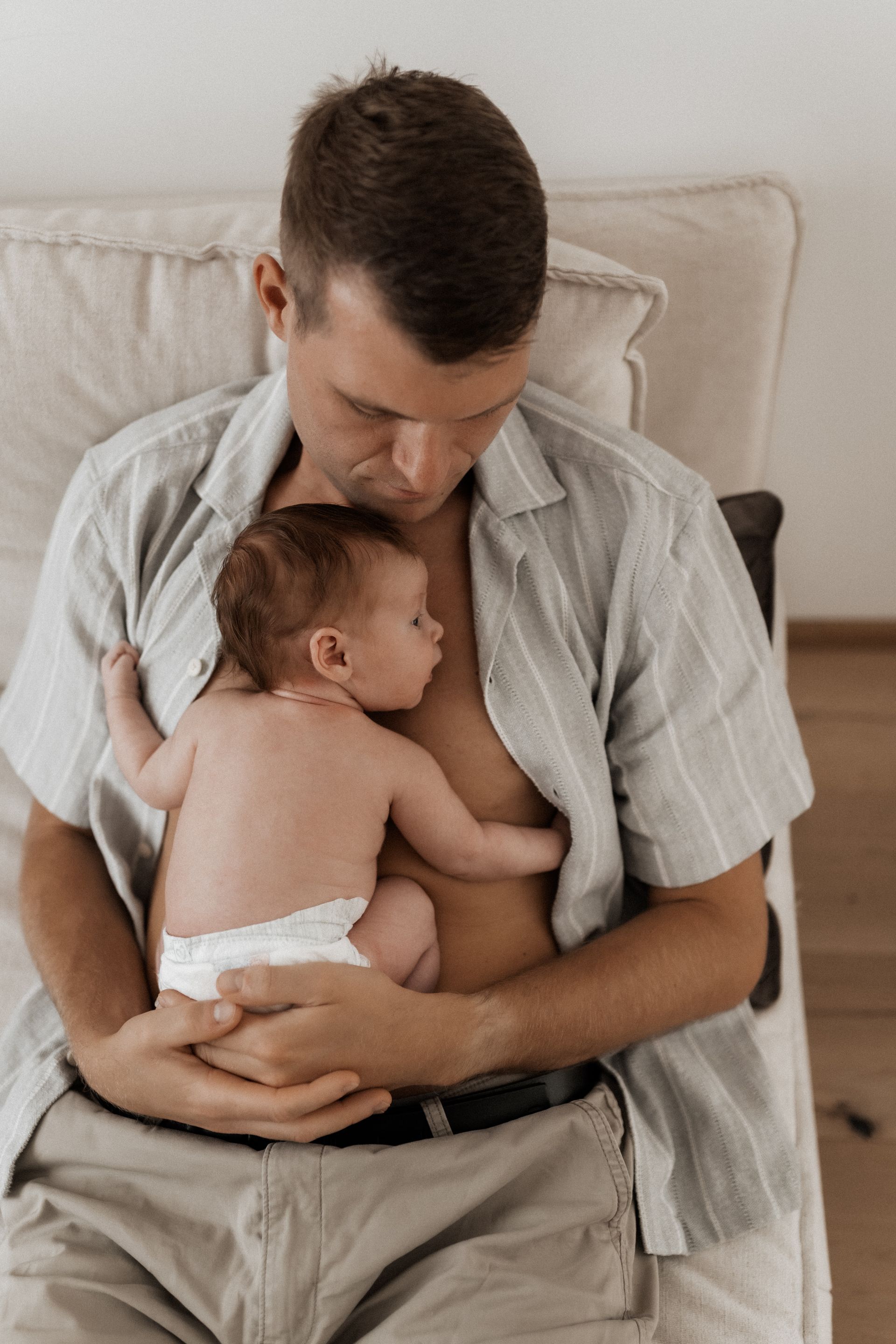newbornshooting im studio baby mit papa