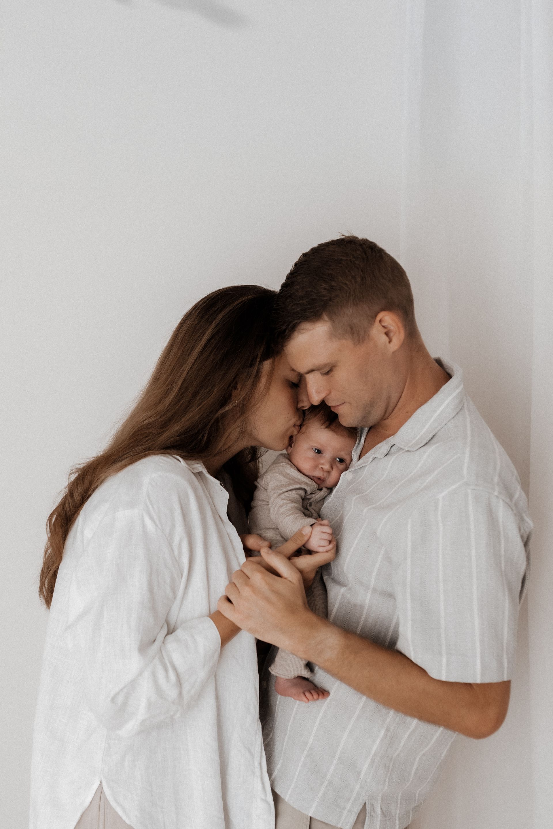 newbornshooting im studio baby mit eltern