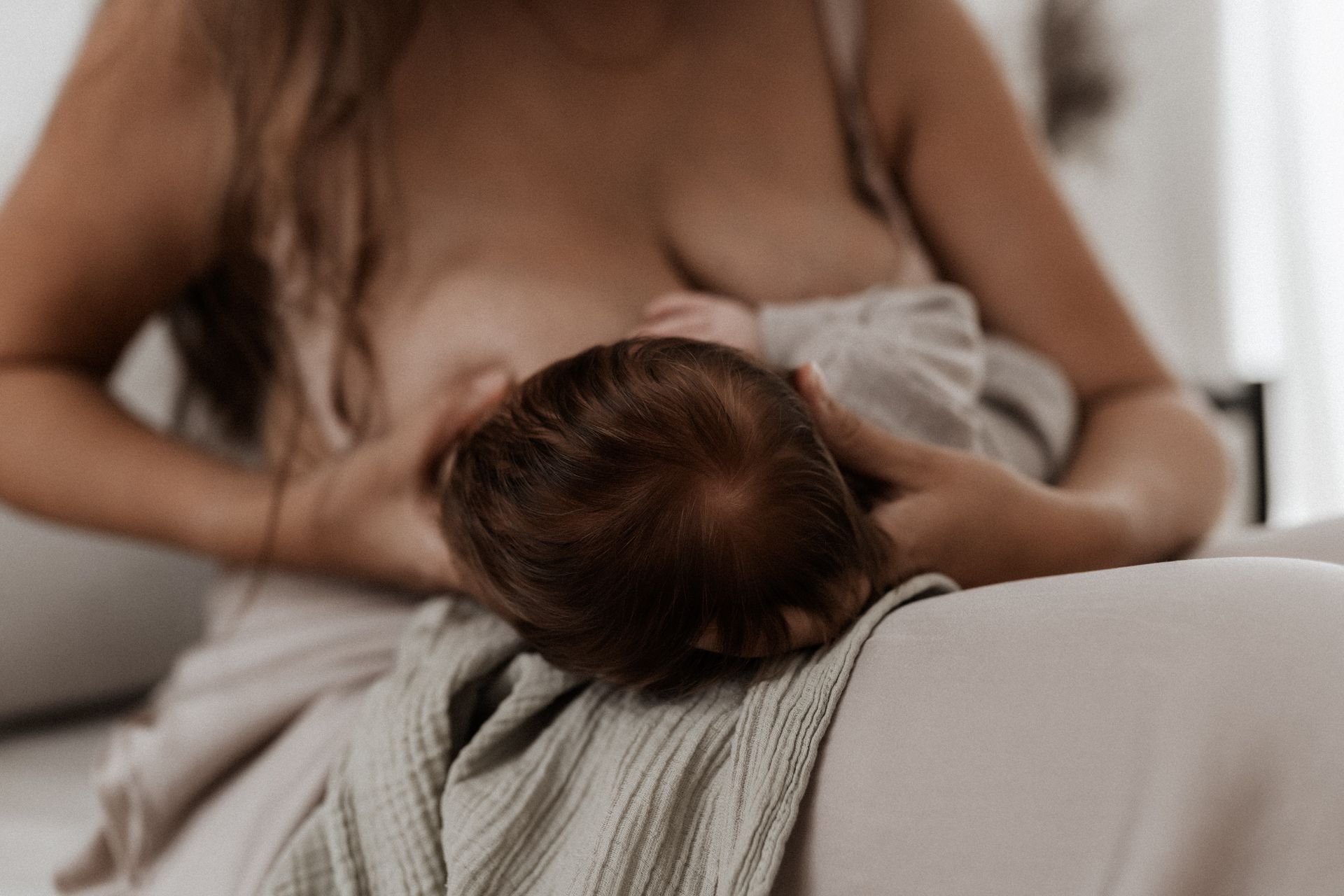 newbornshooting im studio detailbild babyhaare