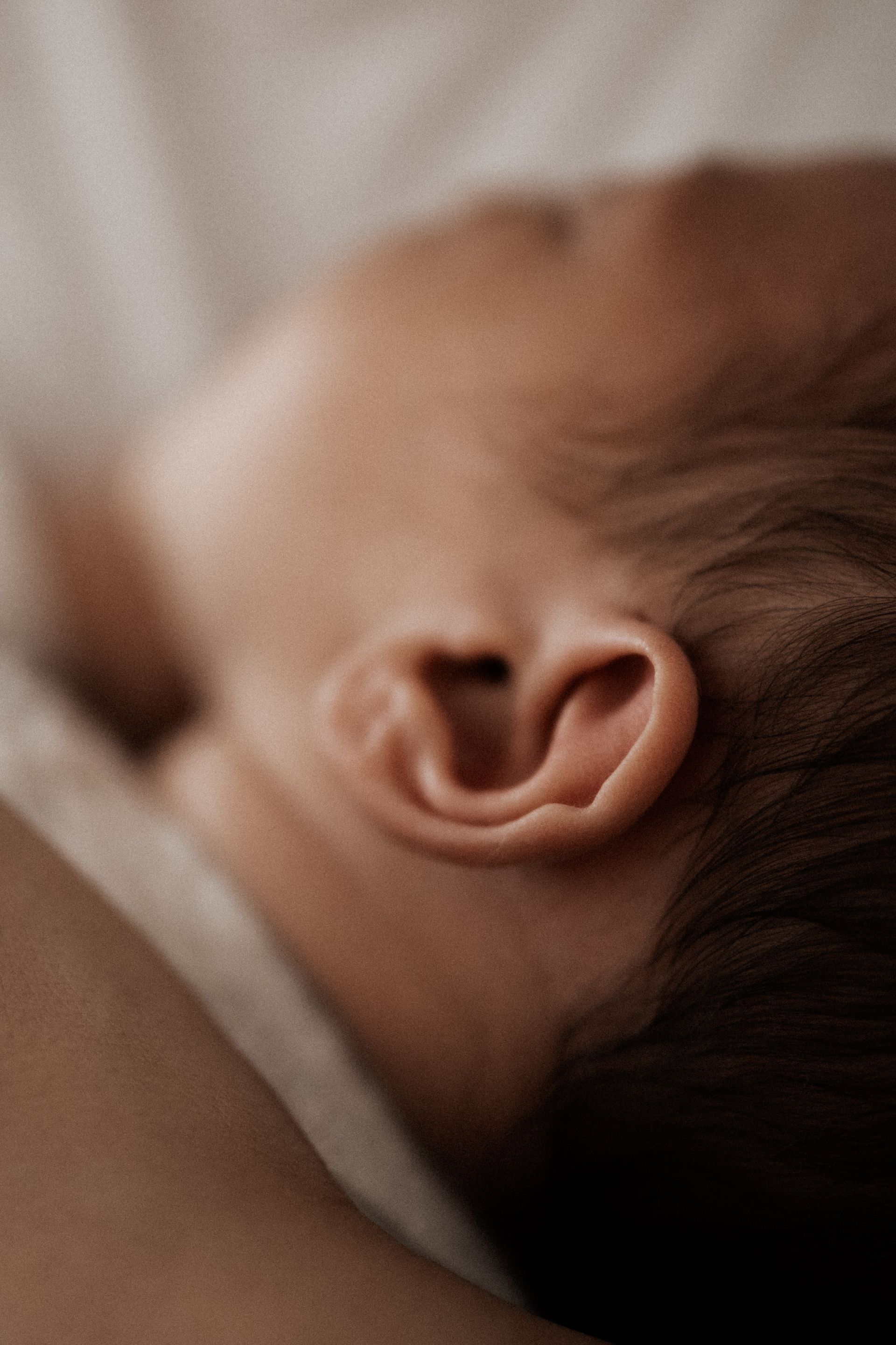 newbornshooting als homestory detailbild babyohr