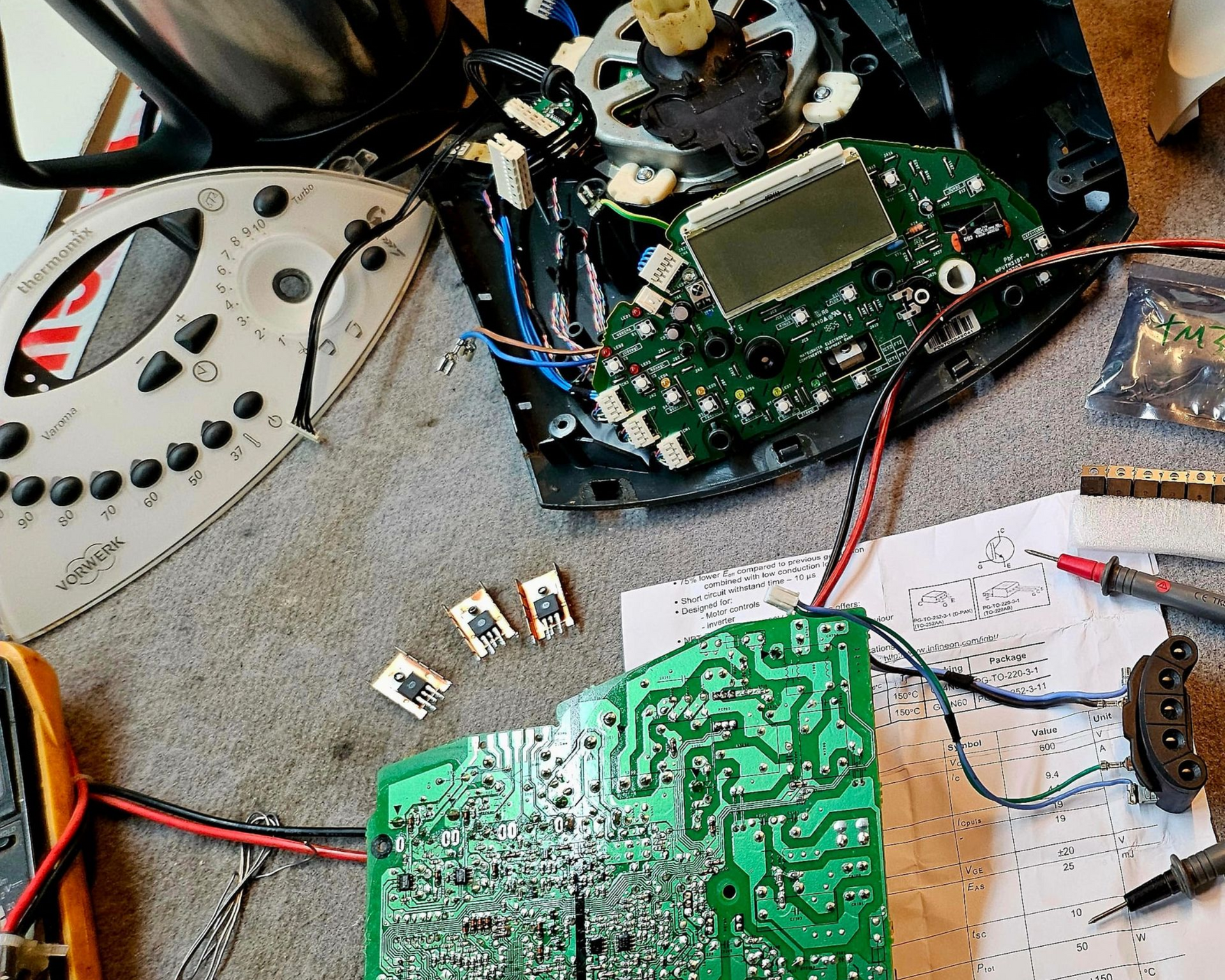 Reparando la placa de potencia de una Thermomix de Rubí