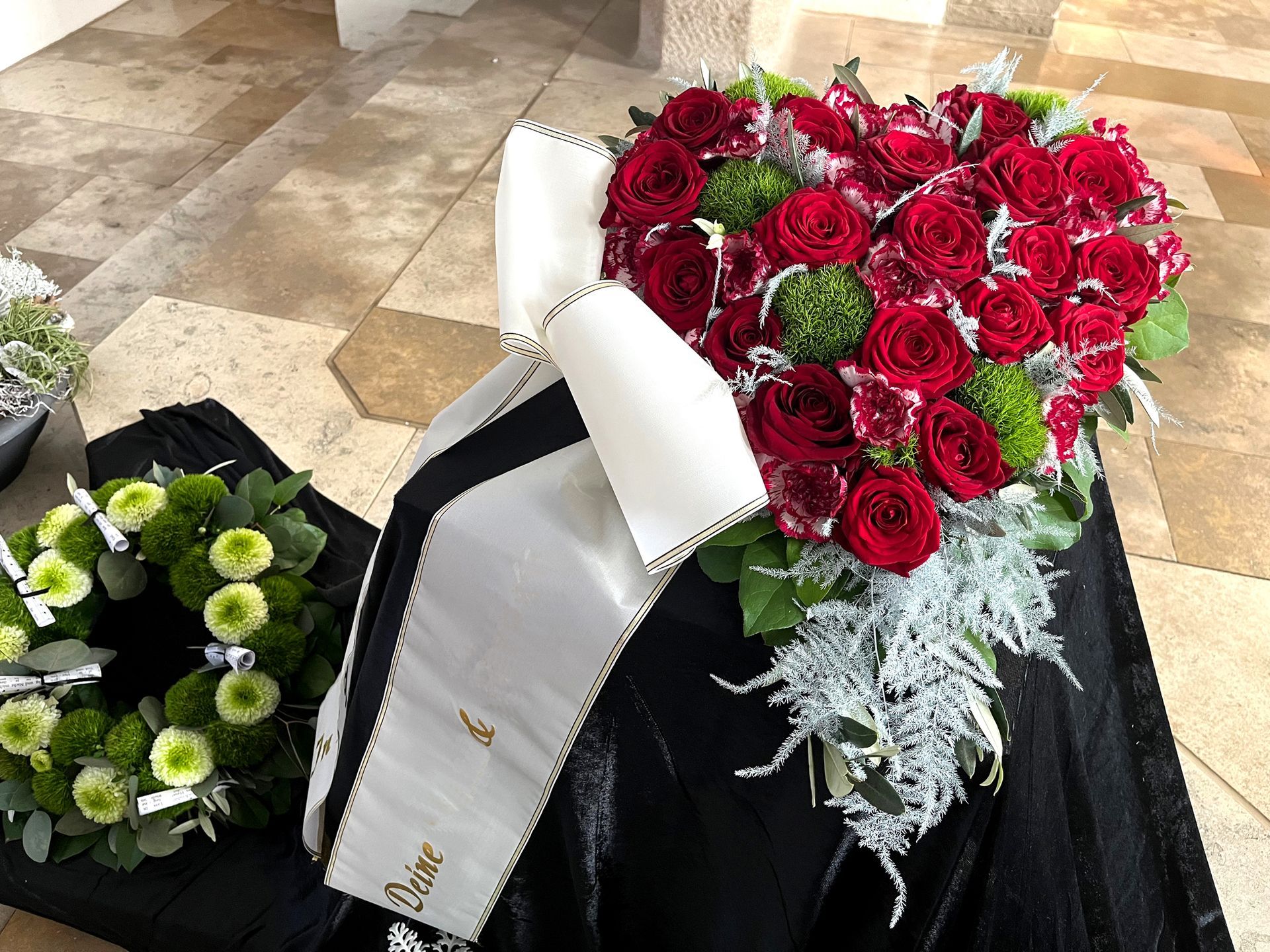 Trauer-Herz mit roten Rosen und Nelken