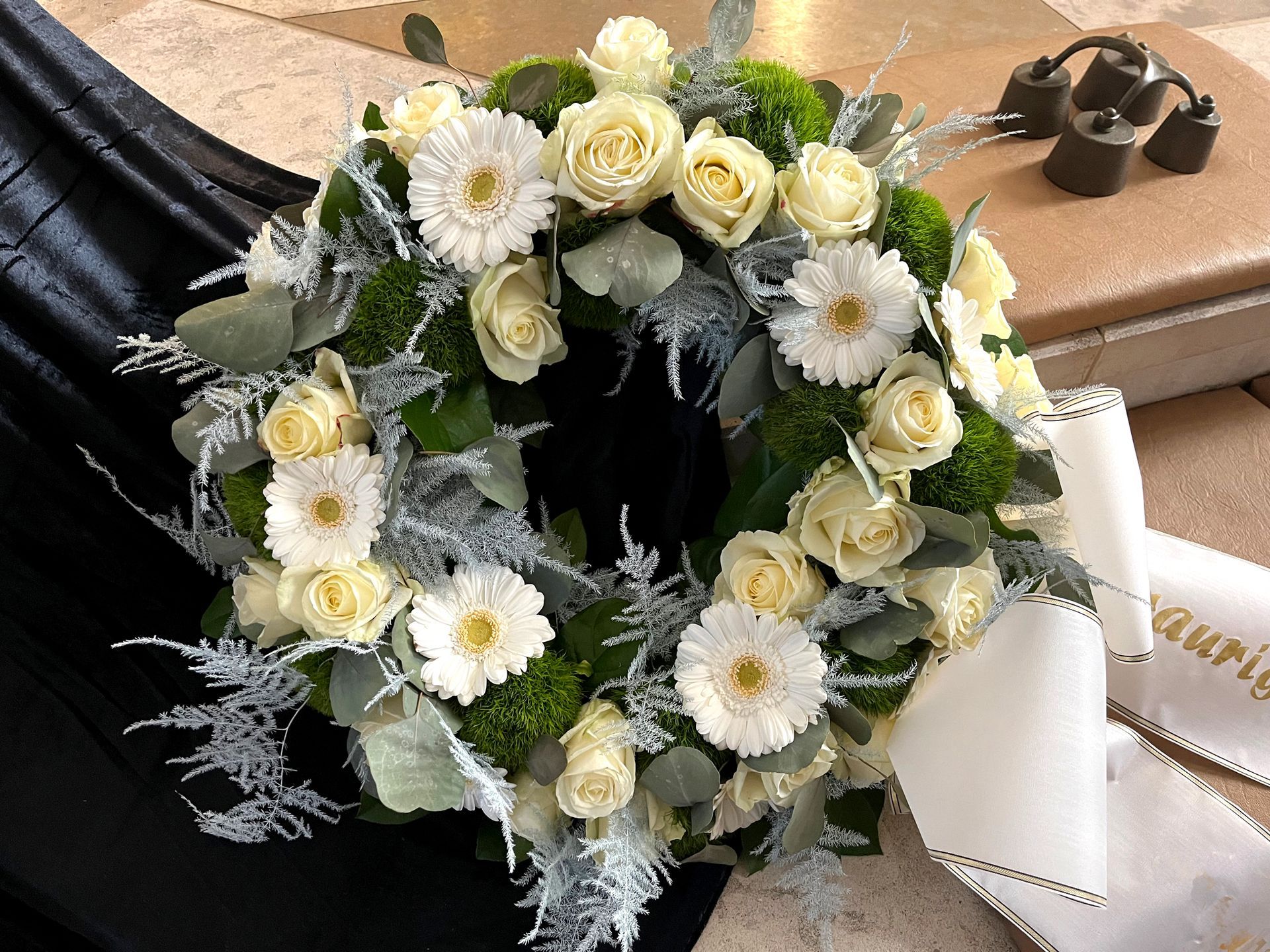 Trauerkranz mit weißen Gerbera, weißen Rosen und zartem Asparagus