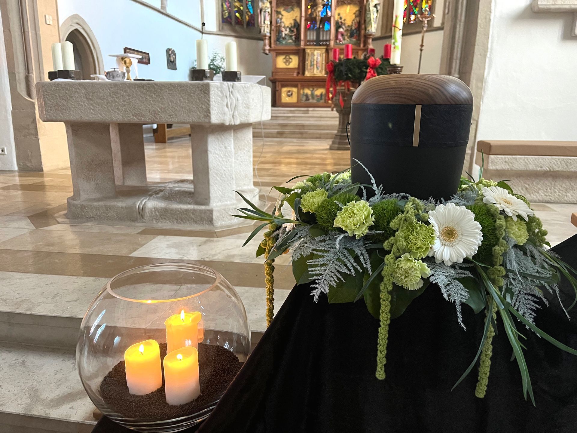 Urnenkranz mit Mini-Gerbera, weißen Rosen und Amaranth