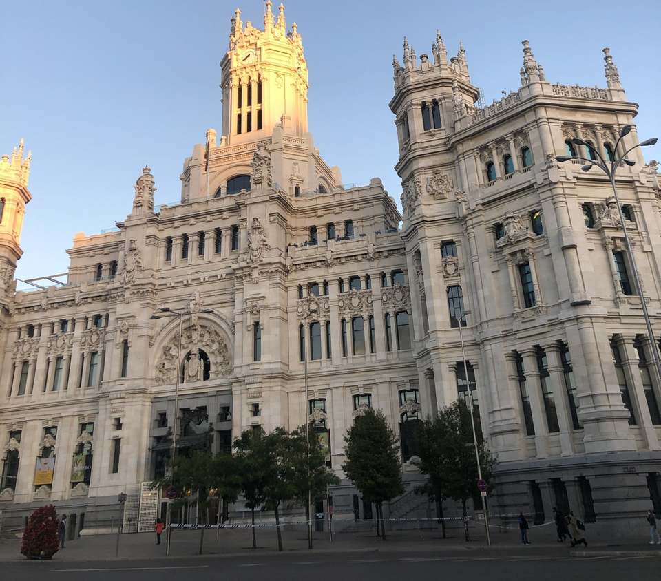 Estatua de esfinge en la fachada del museo. Estatua de esfinge en la fachada del museo.
