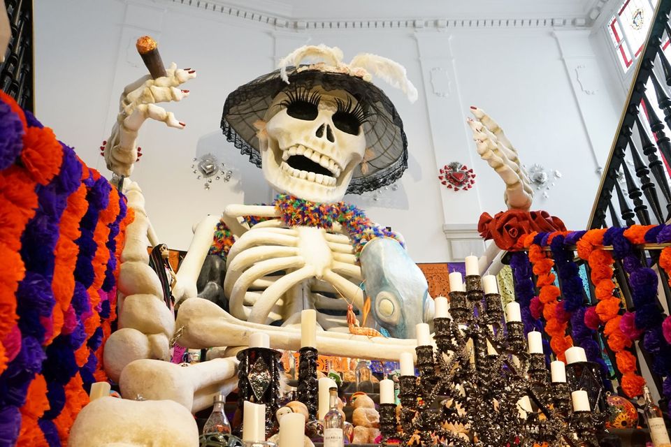 Imágen del altar de muertos en la casa de México en España. Imágen del altar de muertos en la casa de México en España.