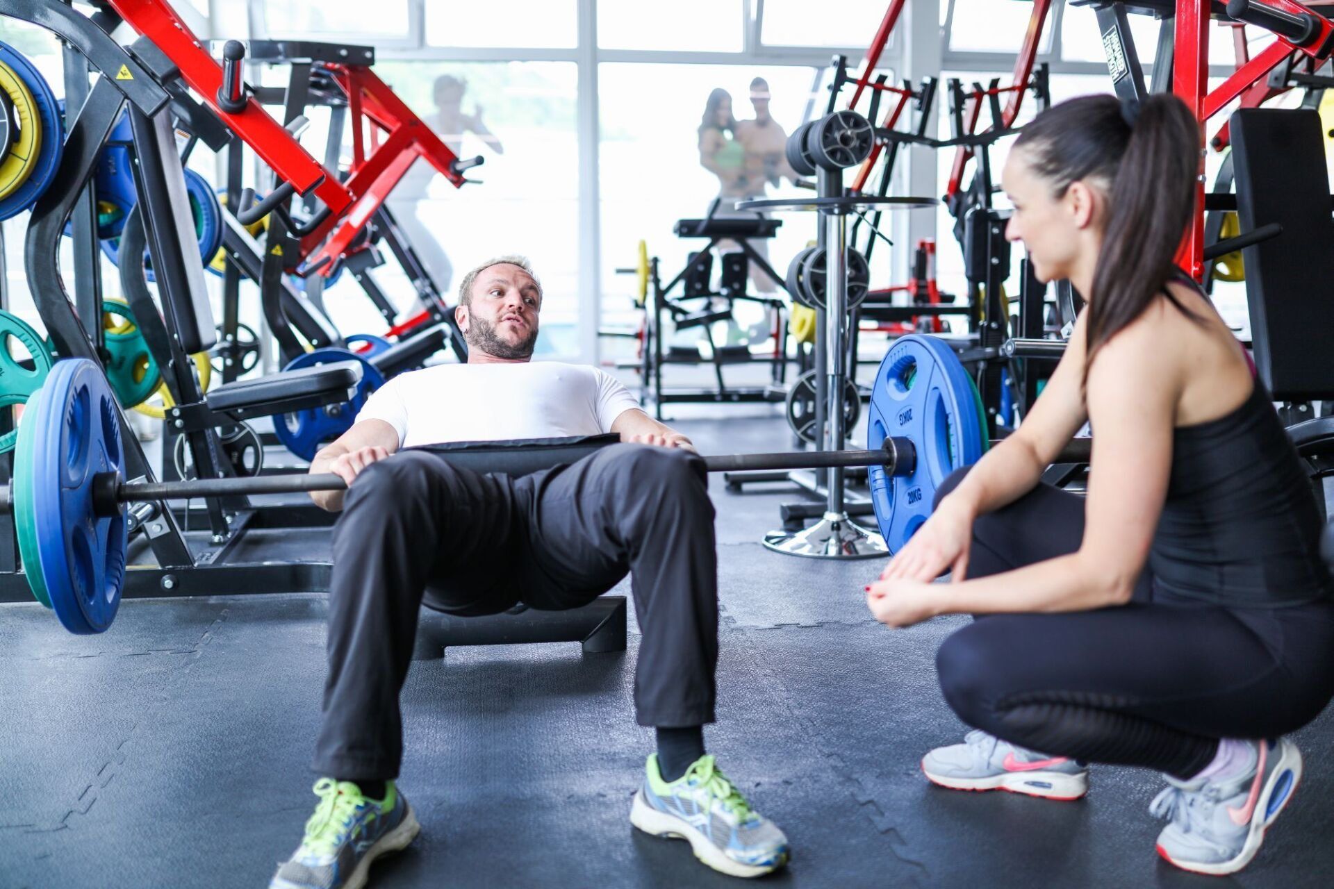 Bojana profitiert vom gemeinsamen Austausch. Coach Stefan zeigt der jetzigen Inhaberin von Assmus Athletics, welche Übungen essentiell sind.
