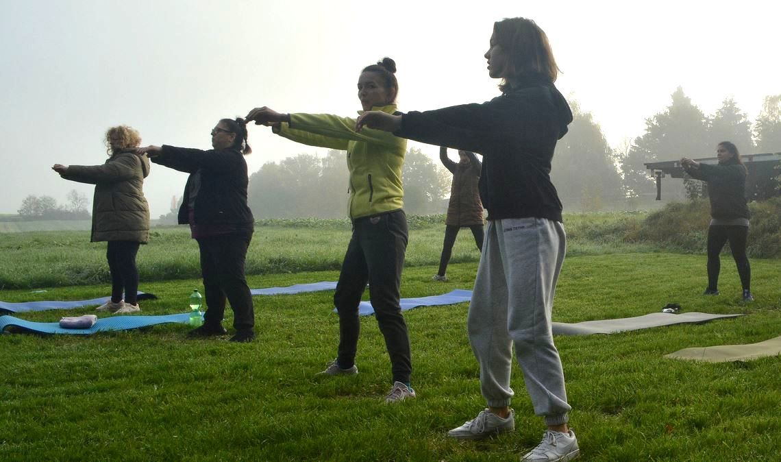 Training im Freien fördert Körper, Geist und stärkt das Immunsystem. Bild des Mühlacker Tagblatt. Outdoortraining für ukrainische Flüchtlinge in Mühlacker. Bild des Mühlacker Tagblatt.