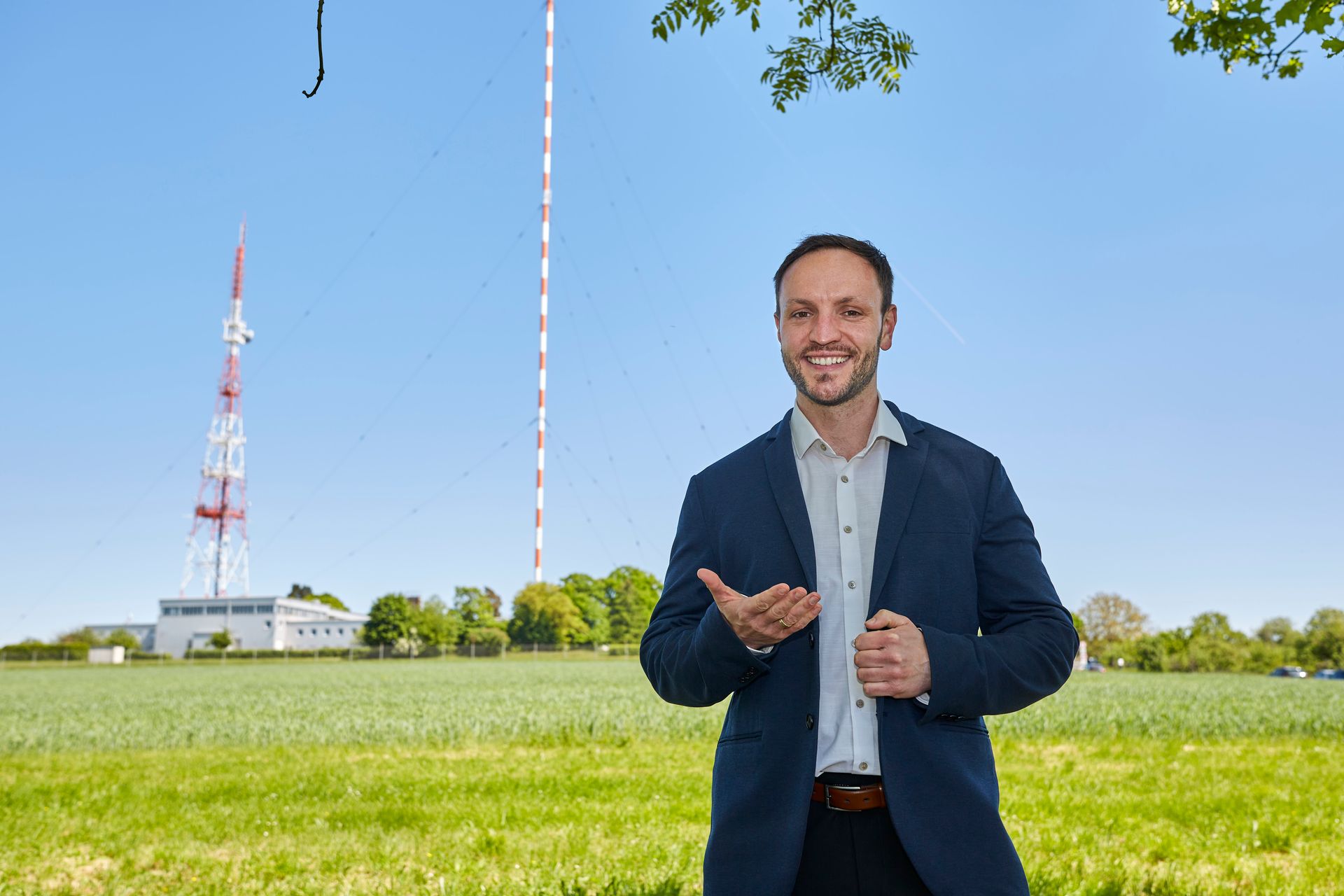 Am 19. Oktober Stefan Aßmus wählen! Möchte künfitg Oberbürgermeister von Mühlacker werden: Stefan Aßmus. Hier vor dem Wahrzeichen der Senderstadt: dem Sender Mühlacker.