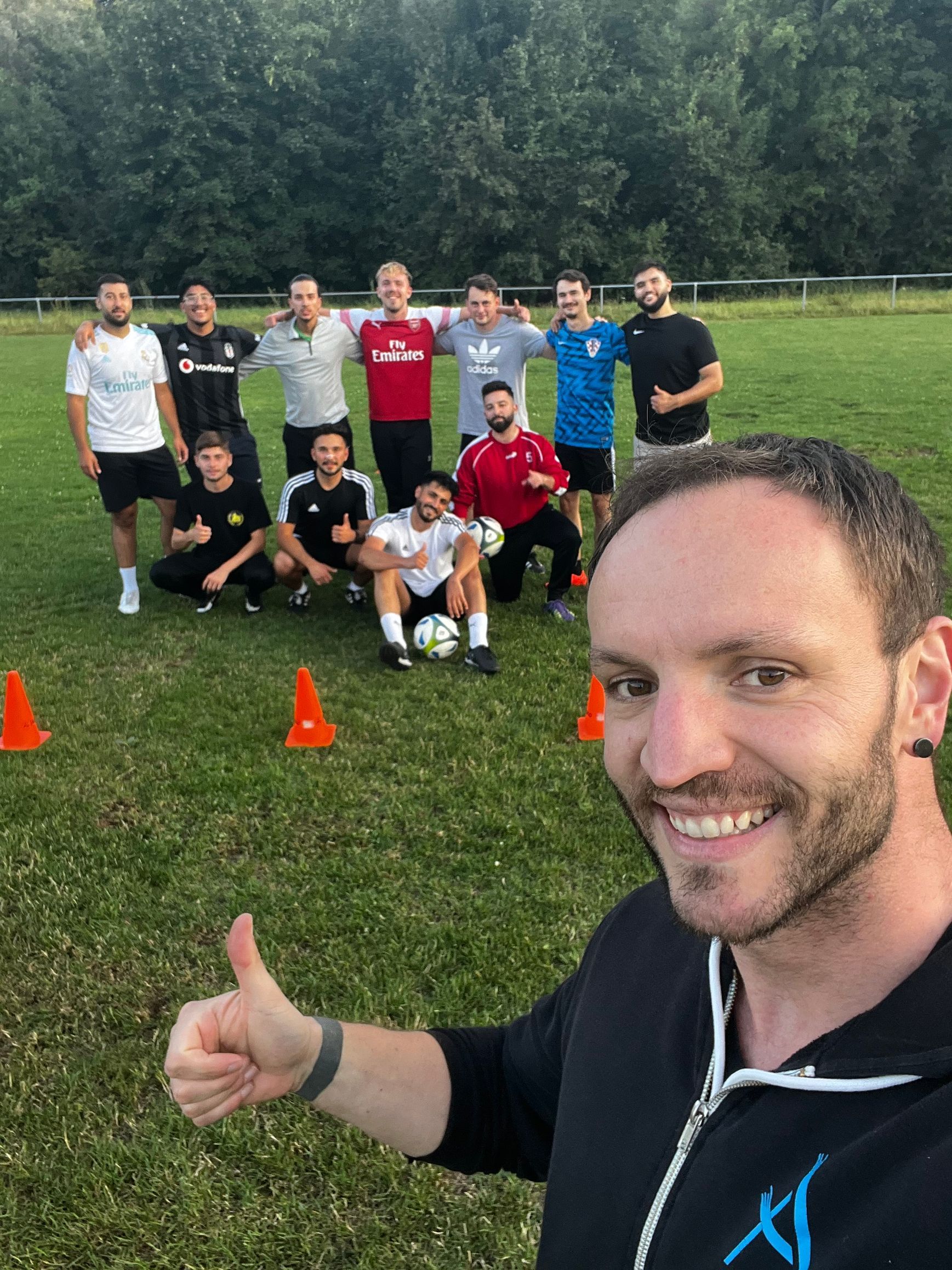 Gute Laune nach dem Training in Mühlacker Trainer Stefan Aßmus mit den Spielern des türkischen SV Mühlacker