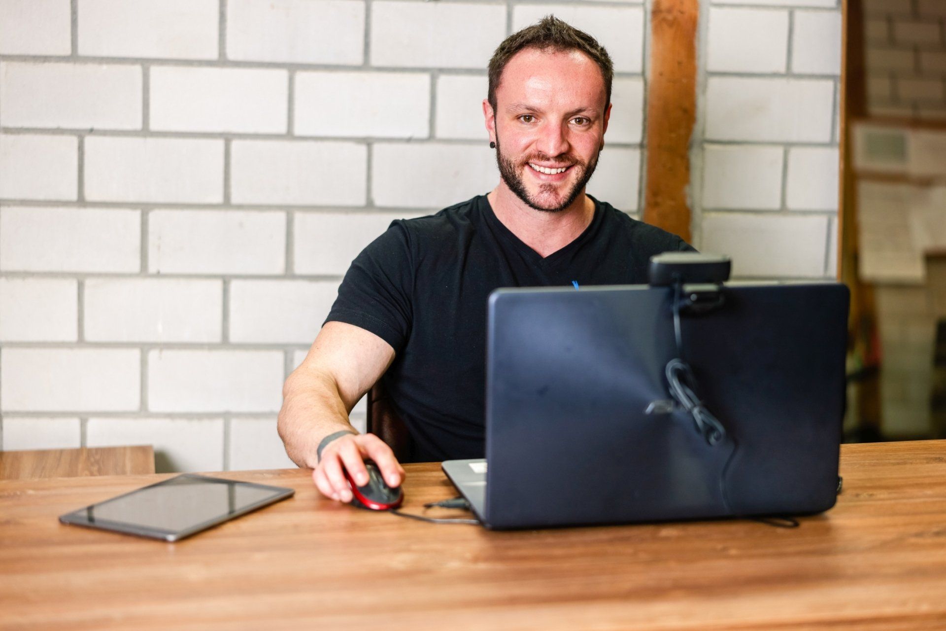 Inhaber und Trainer Stefan Aßmus bei der Bearbeitung von Anfragen über WhatsApp oder E-Mail.