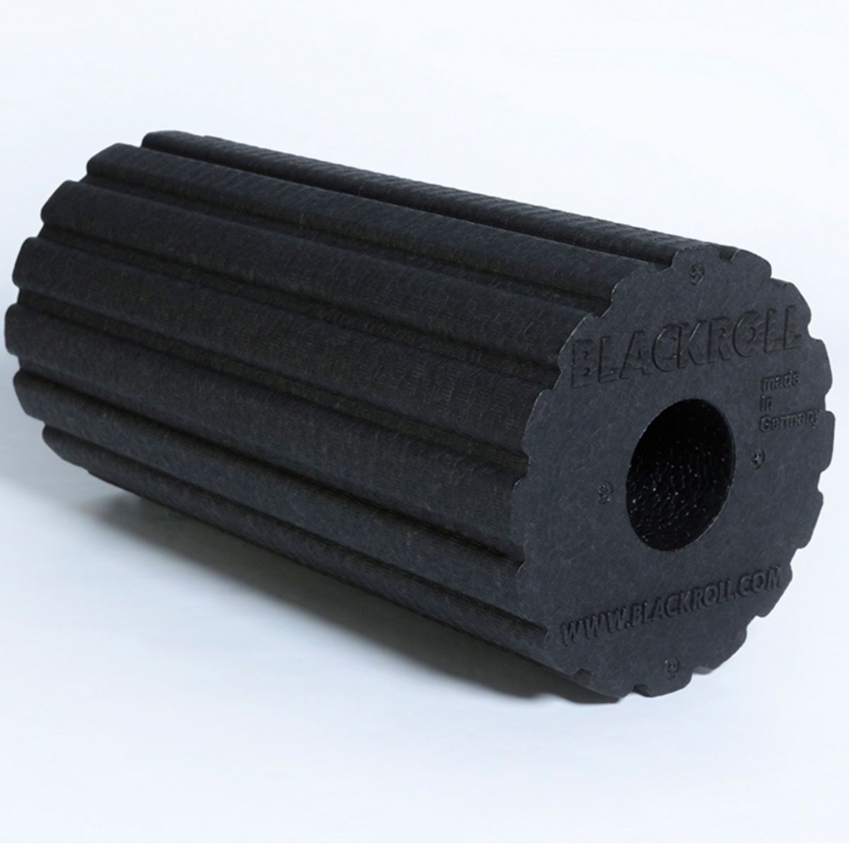 Die Faszienrolle hilft Ihnen, einen verspannten Rücken zu lösen. Black Roll Groove zur Behandlung der großen Faszien