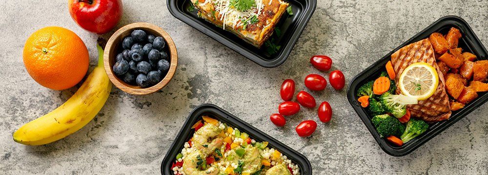 Gesunde Ernährung und Sport. Wichtig für top Ergebnisse. Gesundes Essen auf dem Tisch. Gemüse, Obst, mageres Fleisch