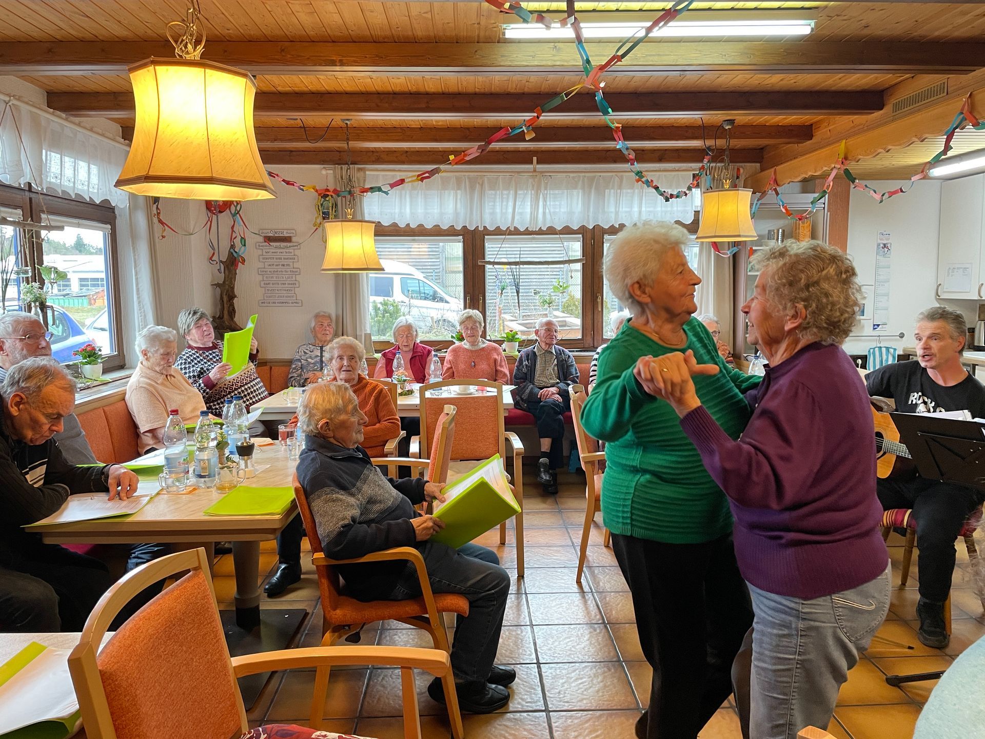 Freitagnachmittags wird gesungen und auch mal das Tanzbein geschwungen