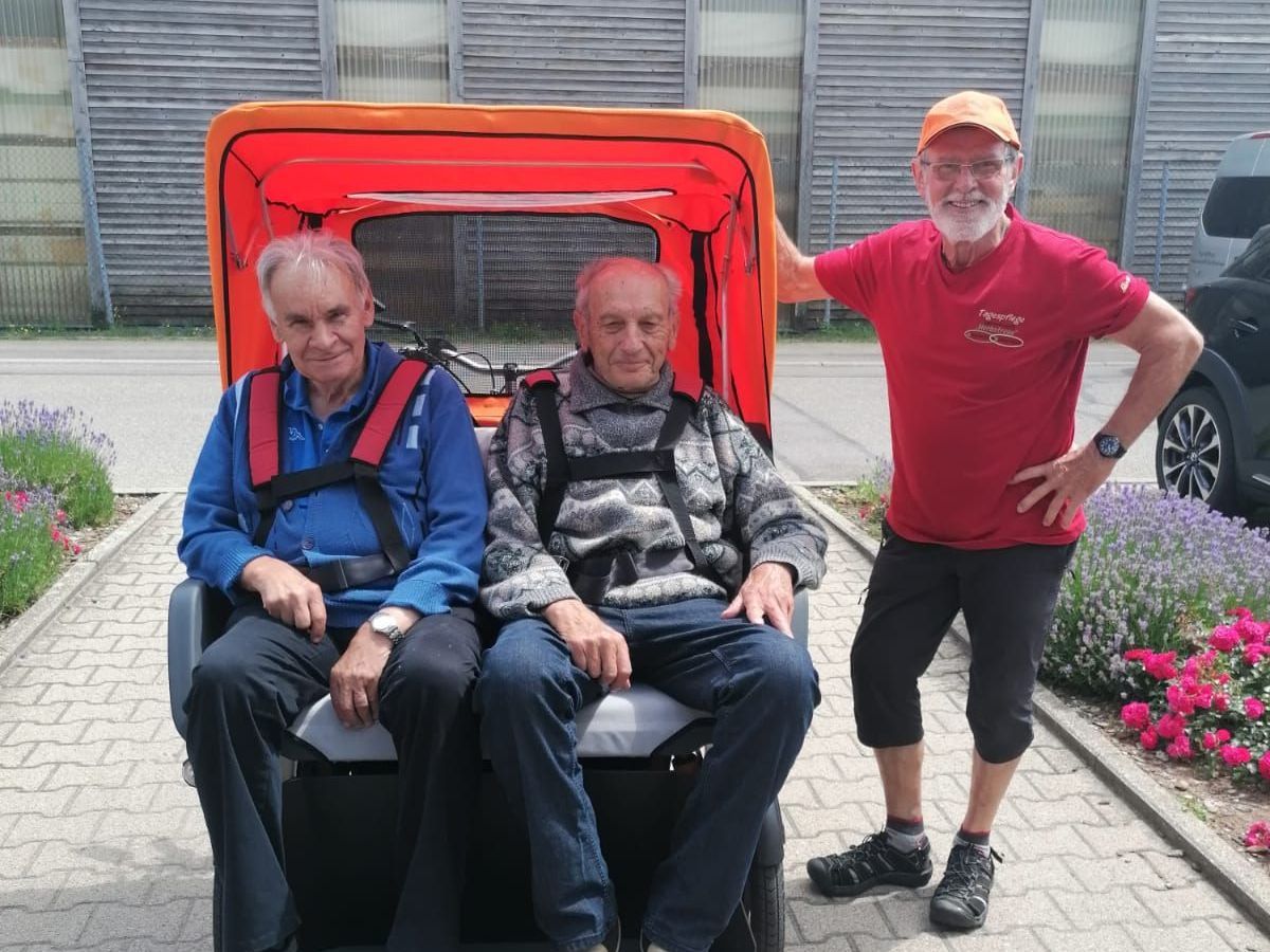 Günter Erlenmaier mit der Fahrradrikscha unterwegs