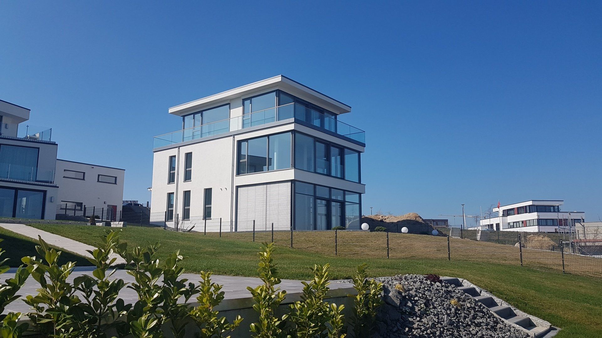 Modernes lichtdurchflutetes Zweifamilienhaus an einem See in Zwenkau