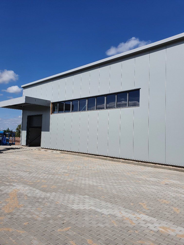 Industriehalle der Firma Würth in grau mit blauem Himmel