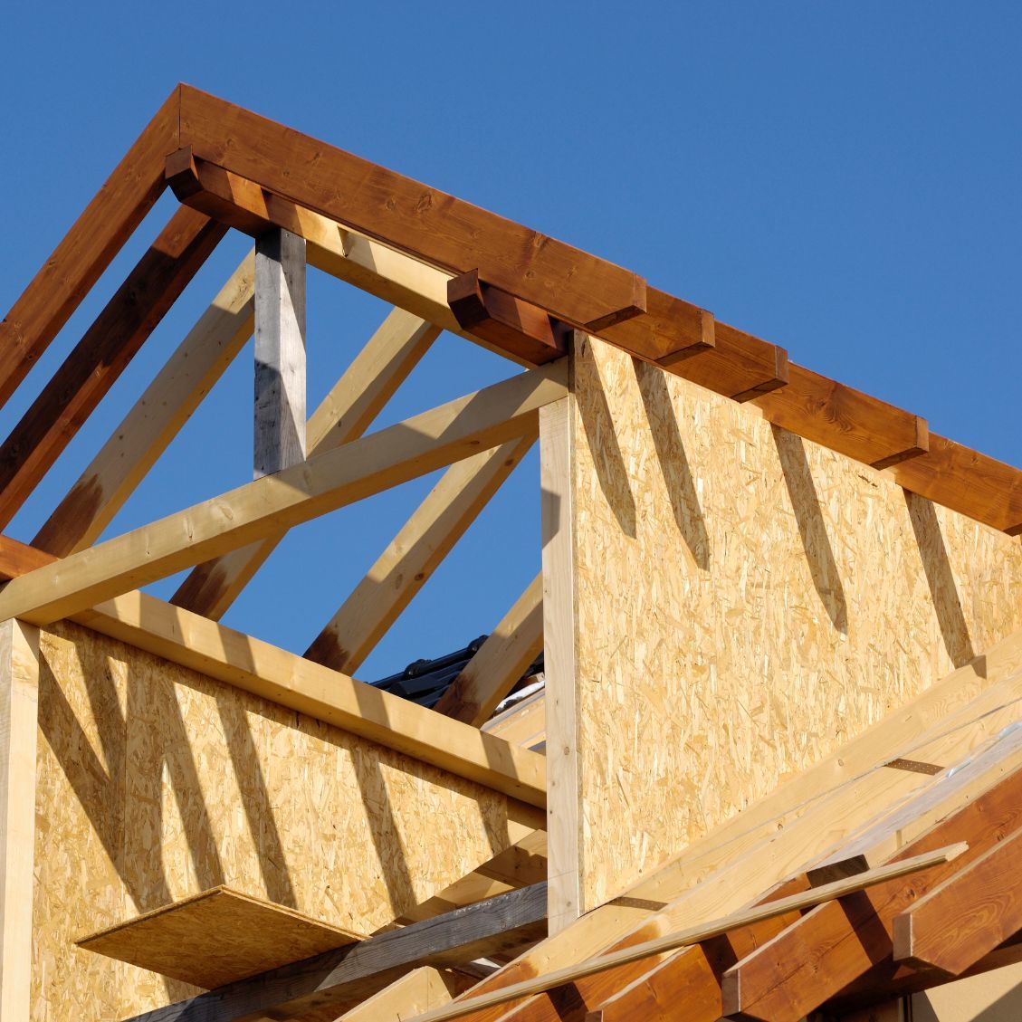 Dachgiebel im Sonnenschein aus Holz