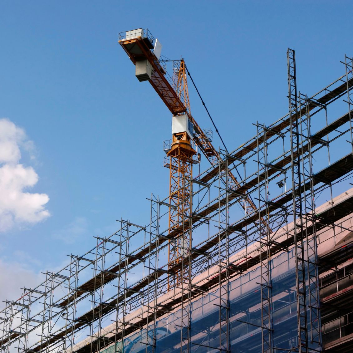 Baustelle Haus mit Gerüst und Kran