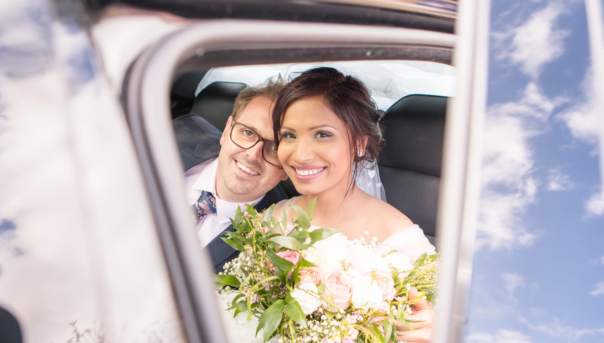 Braut und Bräutigam sitzen im Auto