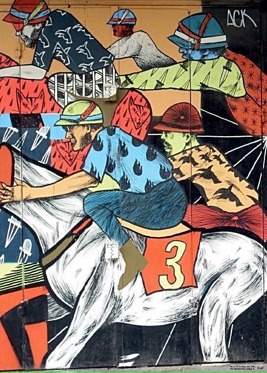 Der Flohmarkt in Jaffa war leider geschlossen, aber wer zu spät kommt, kriegt trotzdem manchmal einen Extrabonbon. Runtergelassene Jalousien und zu gezogene Holzverschläge gaben jetzt ihre eigenwilligen Motive preis, - Gestik, Farben und Körpersprache der abgebildeten Figuren haben hier einen besonderen Platz gefunden, der bei Öffnung der Marktstände wieder unsichtbar wird. Aus der dunklen Bar, die in der kleinen Sackgasse liegt, fluten bei offenen Türen ein fulminantes Klavierkonzert und die weniger mitreißenden Gerüche der vergangenen Nacht. Der Hund des Barbesitzers dreht draußen im Sonnenlicht anmutig zur Musik seine Pirouetten bis er endlich den idealen Ort für sein Geschäft gefunden hat. So endet alles im Glück. Geschenkpapier Israel Street Art