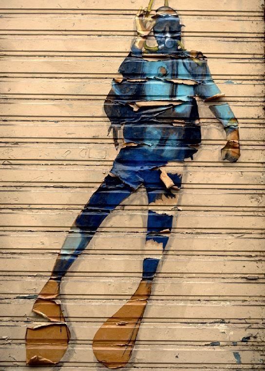 Unweit der Rue des Abesses, der mittlerweile fast mondänen Einkehrzeile am Montmartre, tun sich die alten stillen Gassen auf, die meist gänzlich ohne Bäume auskommen müssen, dafür aber eine kleine Zeitreise zurück und abseits des Trubels ermöglichen. Die Fassadenreihen sind oft niedrig und fast dörflich, alles ist still, vieles in die Jahre gekommen und abgeblättert, aber trotzdem noch da. So wie der Taucher, der uns signalisiert, dass bei ihm alles in Ordnung ist und hoffentlich auch die Bar vis-à-vis, die zumindest einen großen Verehrer hat. Geschenkpapier Frankreich Street Art