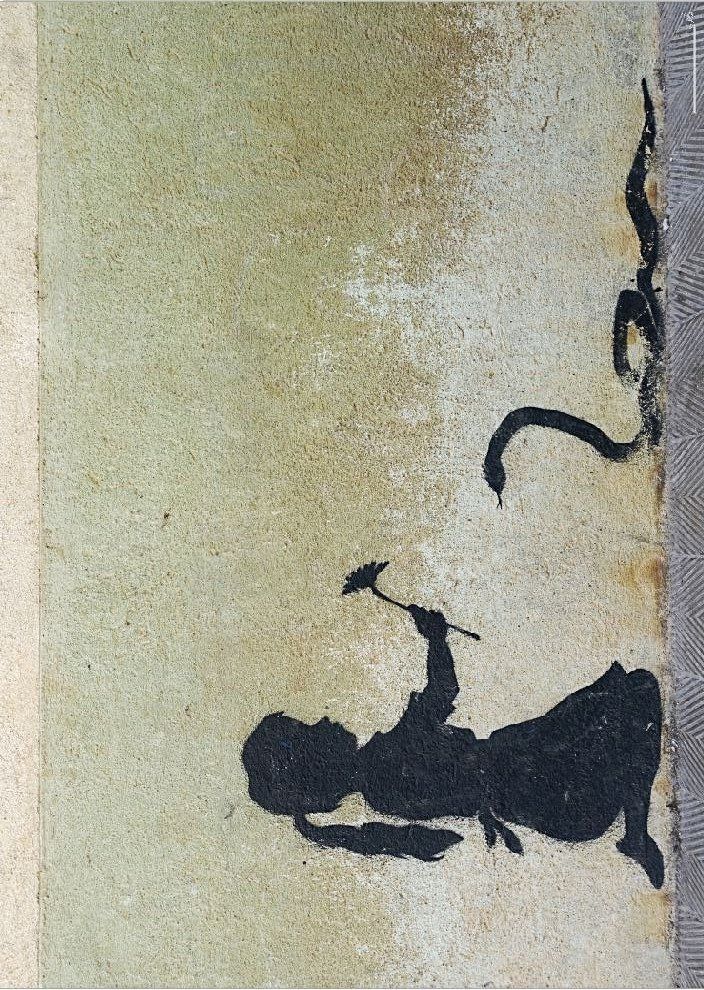 In einer Seitenstraße im katalanischen La Bisbal d‘Empordà, Bischofssitz aus vergangenen Zeiten, sind wir am unteren Ende einer Fassade auf dieses schöne Bild über das Gute und das vermeintlich Böse gestoßen. In einer Höhe, wo normalerweise nur der Dackel das Bein hebt und einfach weiter geht. Möglicherweise aus gutem Grunde: es gibt in La Bisbal natürlich noch viel mehr zu entdecken. Sei es der fröhlich ausufernde Wochenmarkt, in dem Tuch-, Obst- & Gemüsehändler die Altstadt in Besitz nehmen, unzählige Töpferwerkstätten, die alles bieten, was die Farb- und Formenskala so her gibt und Cafés, in denen man Brunyols und Bisbalenc, heimische Patisserie, gemütlich in den Café con leche stippen kann und das Gesicht in die Sonne hält. Tornarem aviat! Geschenkpapier Spanien Street Art