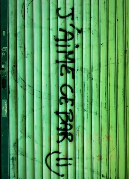 Unweit der Rue des Abesses, der mittlerweile fast mondänen Einkehrzeile am Montmartre, tun sich die alten stillen Gassen auf, die meist gänzlich ohne Bäume auskommen müssen, dafür aber eine kleine Zeitreise zurück und abseits des Trubels ermöglichen. Die Fassadenreihen sind oft niedrig und fast dörflich, alles ist still, vieles in die Jahre gekommen und abgeblättert, aber trotzdem noch da. So wie der Taucher, der uns signalisiert, dass bei ihm alles in Ordnung ist und hoffentlich auch die Bar vis-à-vis, die zumindest einen großen Verehrer hat. Geschenkpapier Frankreich Street Art