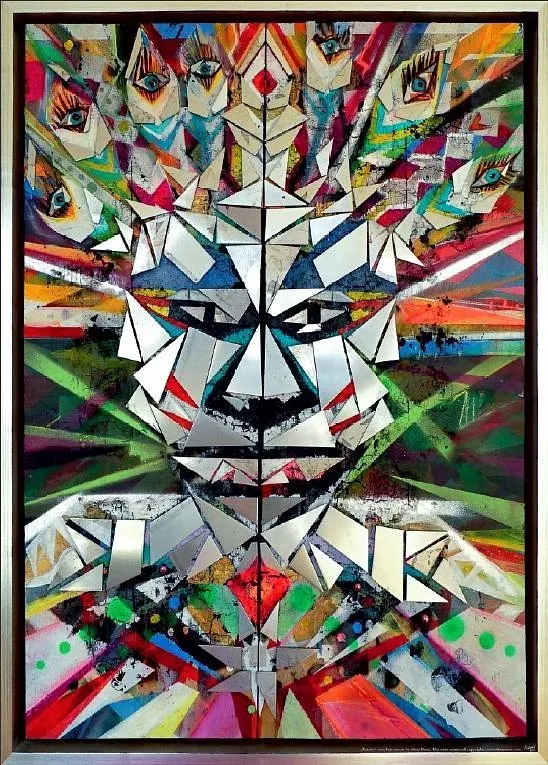 Alina hat einige Jahre in Köln gelebt und das Rheinische Naturell anfangs in einem Clownsgesicht festgehalten. Viel Zeit hat sie mit der Arbeit an dem Gesicht verbracht, - der Clown blieb nicht lange Clown, nahm zunehmend indianische Züge an, verwandelte sich in ein Kung-Fu Antlitz um schlussendlich dekoriert mit dem Aluminium-Abfall einer Baustelle zum stolzen Krieger zu werden. Während der Genese ist er für Alina ein wertvoller Begleiter geworden, der den Weg der Veränderung gelassen in sich aufgenommen hat. Geschenkpapier Berlin Warrior