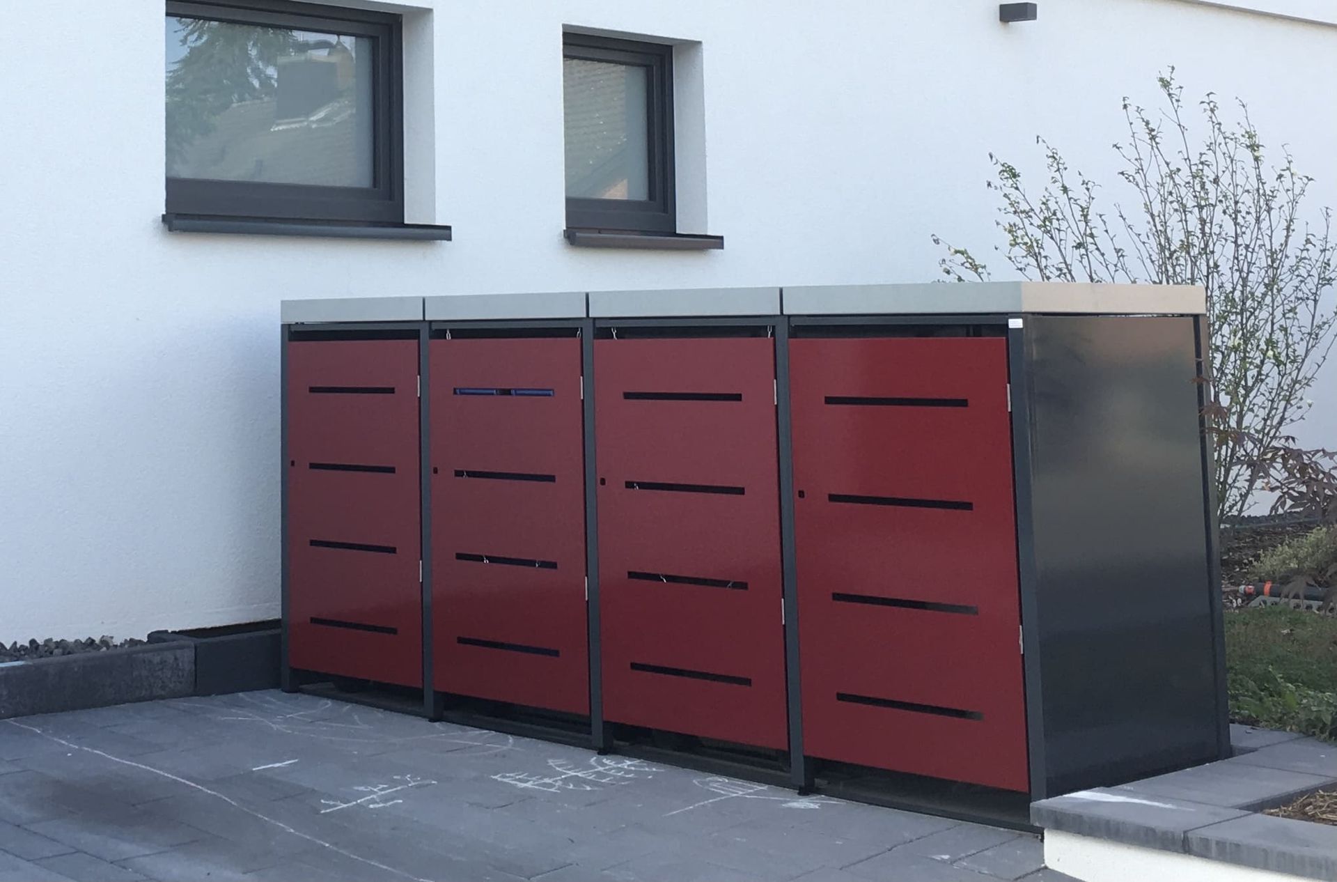 4er Mülltonnenbox aus Metall für 240 L Tonnen, beschichtet in Anthrazit und rot
