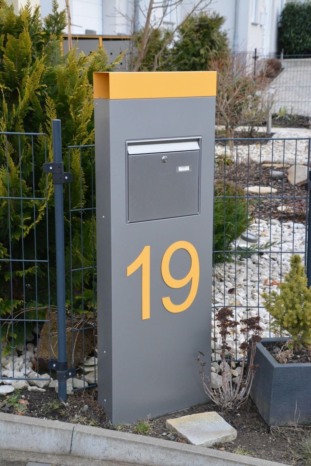 Briefkastenanlage individuell beschichtet dunkelgrau und gelb