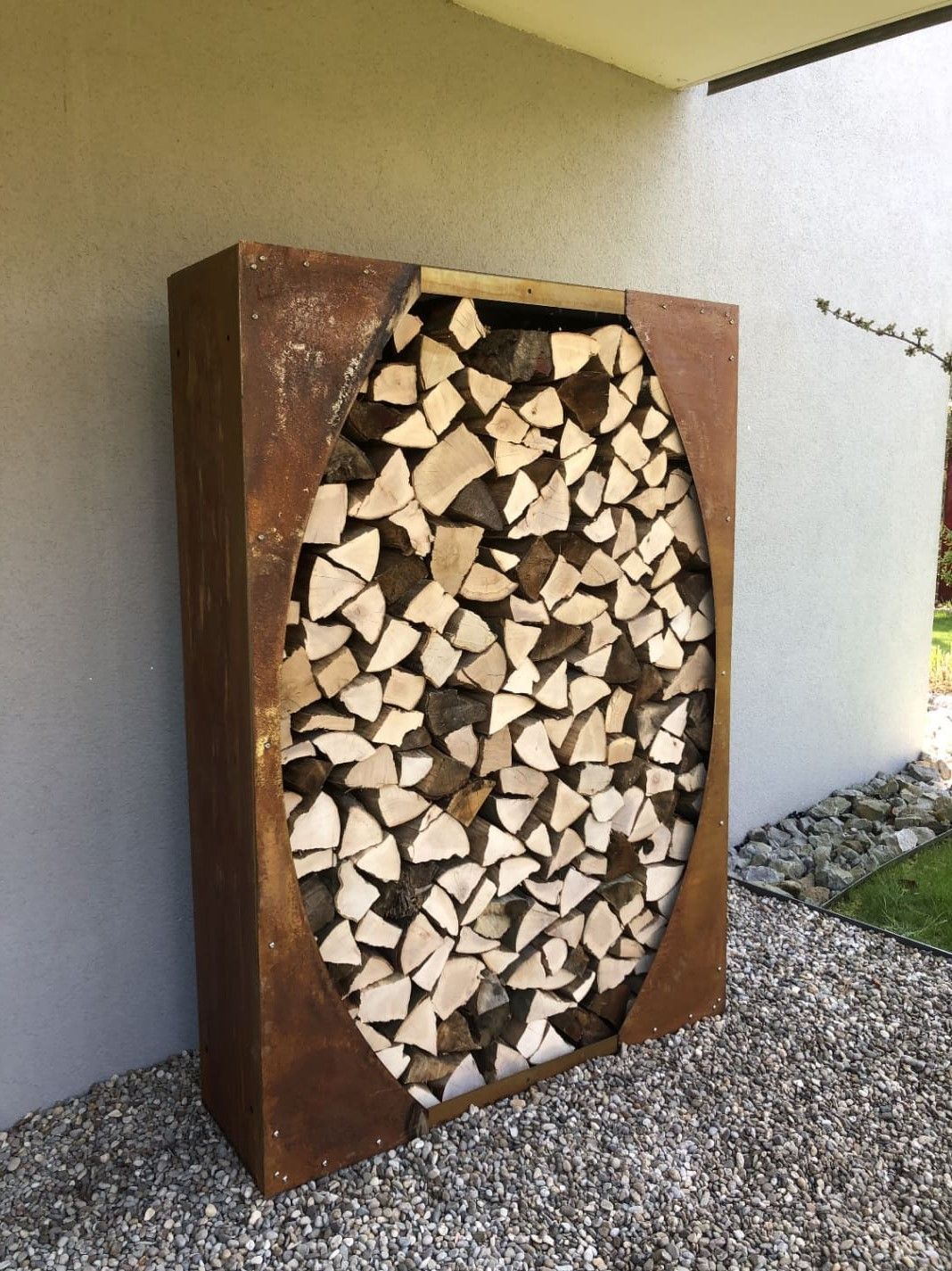 Cortenstahl Kaminholzregal mit Bogendekor