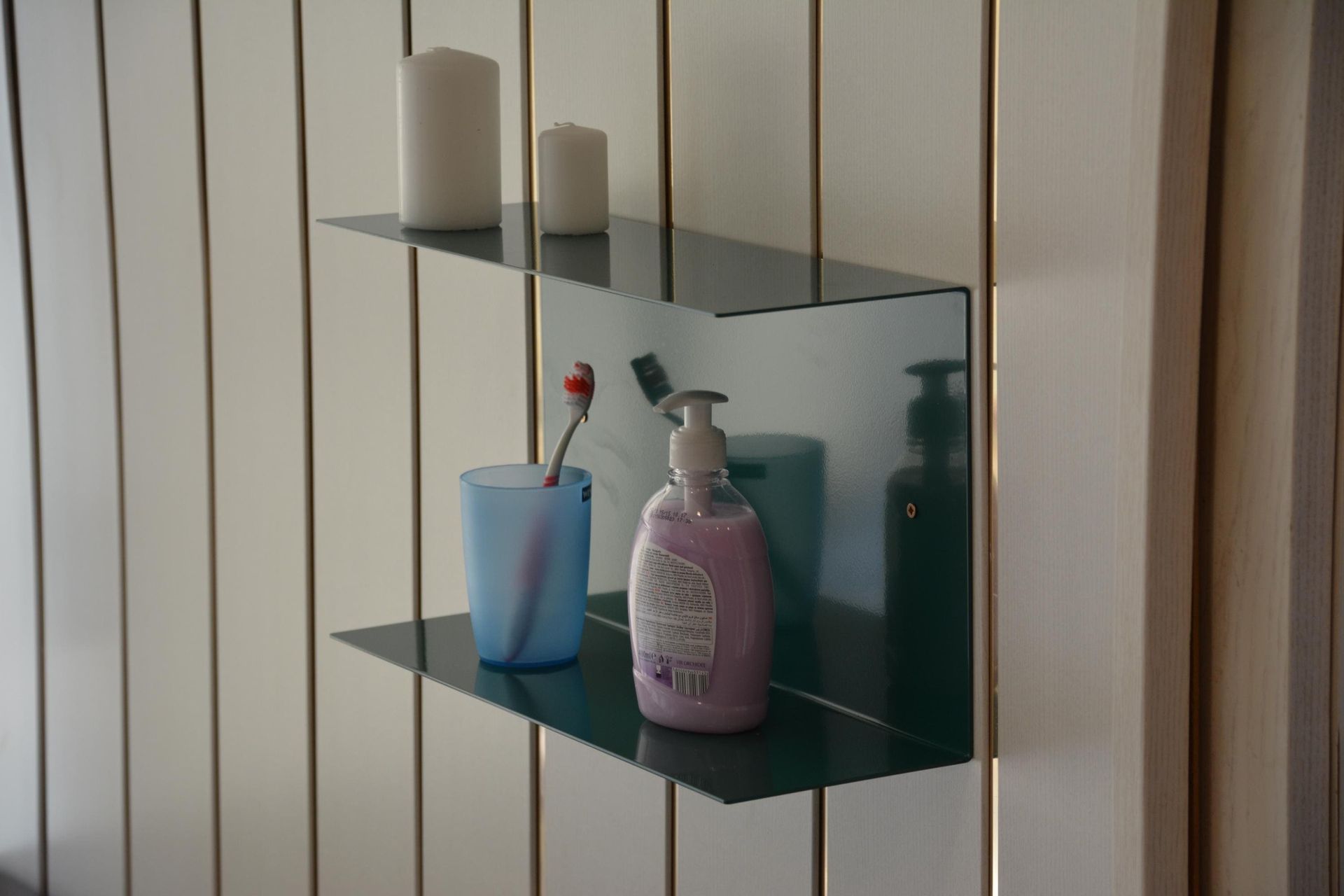 modernes Wandregal aus Metall beschichtet in RAL 7016 hängt an einer Badezimmer Wand