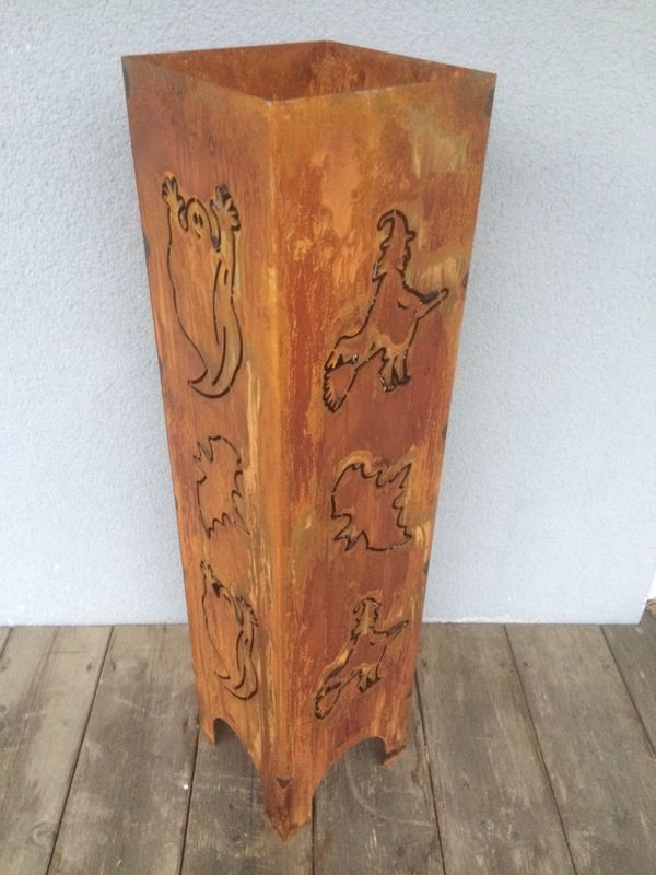 Feuerkorb mit Hexe und Gespenst als Feuersäule