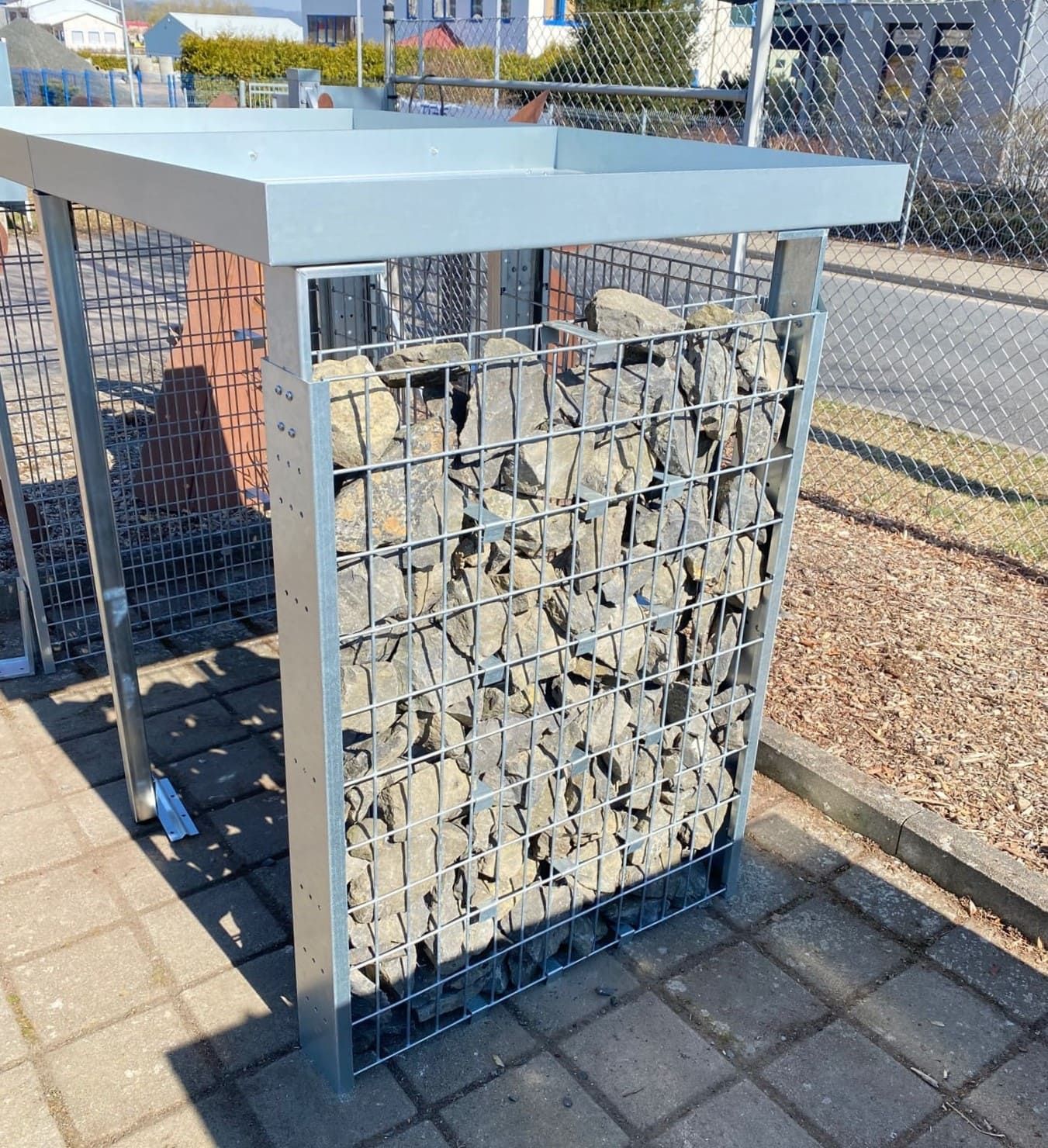 Gabionen in unterschiedlichen Größen.