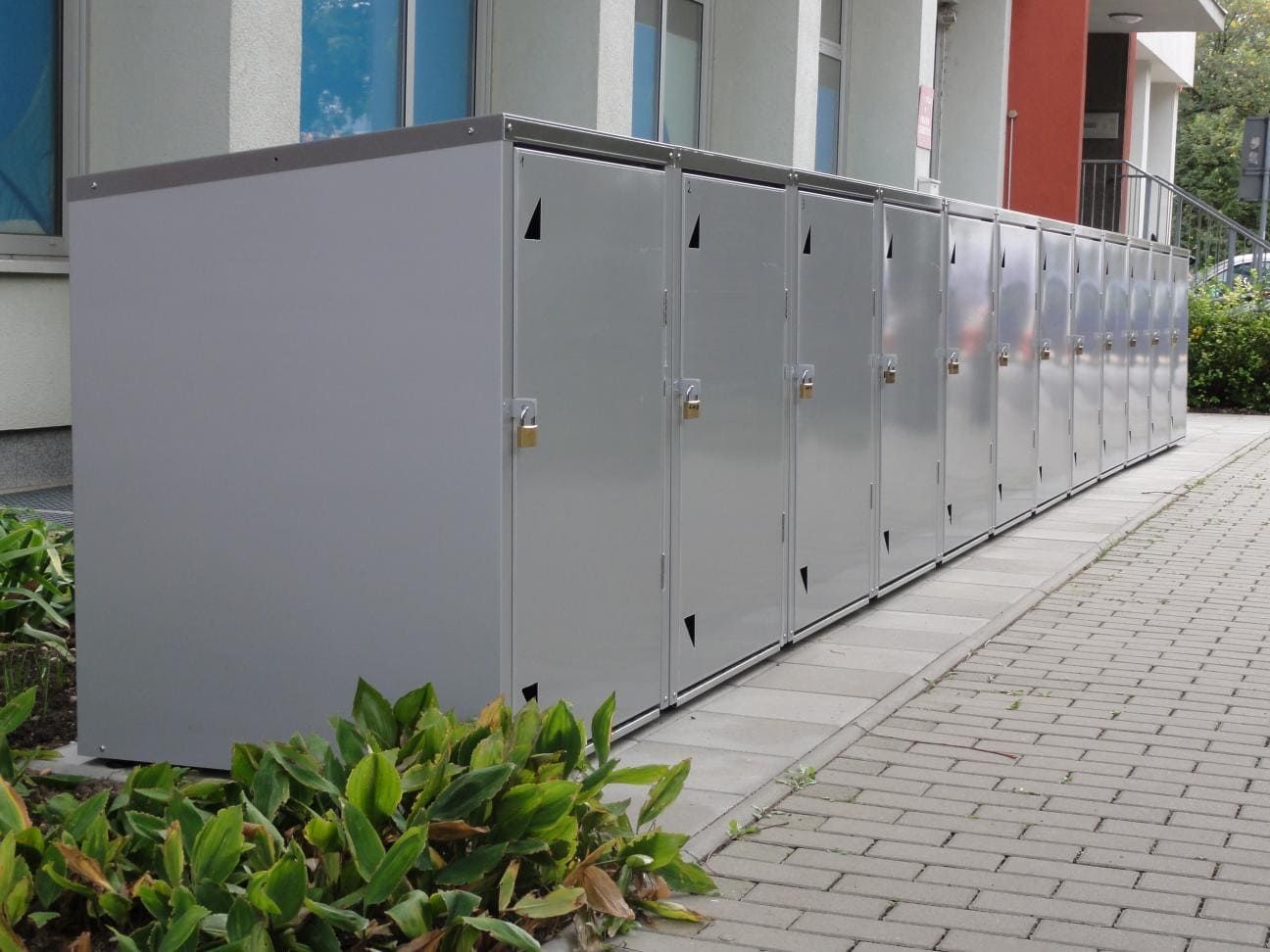 Mehrere Kinderwagengaragen aus Metall als sicherer Unterstand