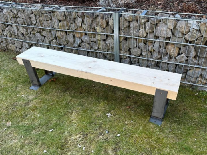 Gartenbank mit Metallgestell und Sitzfläche aus Holz