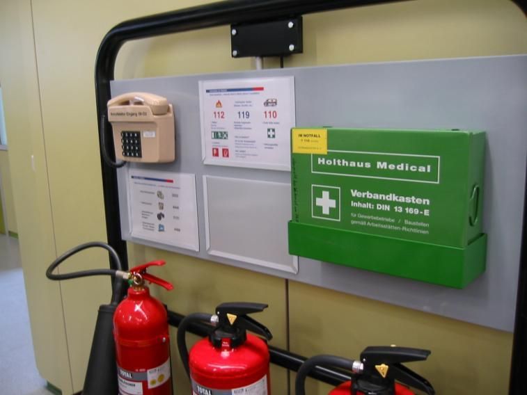 Notrufinsel mit Telefon, Feuerlöscher und Verbandskasten