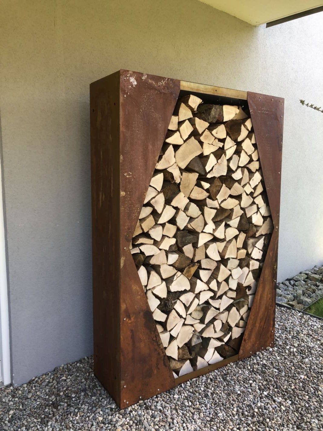 Cortenstahl Brennholzregal mit Rautendekor