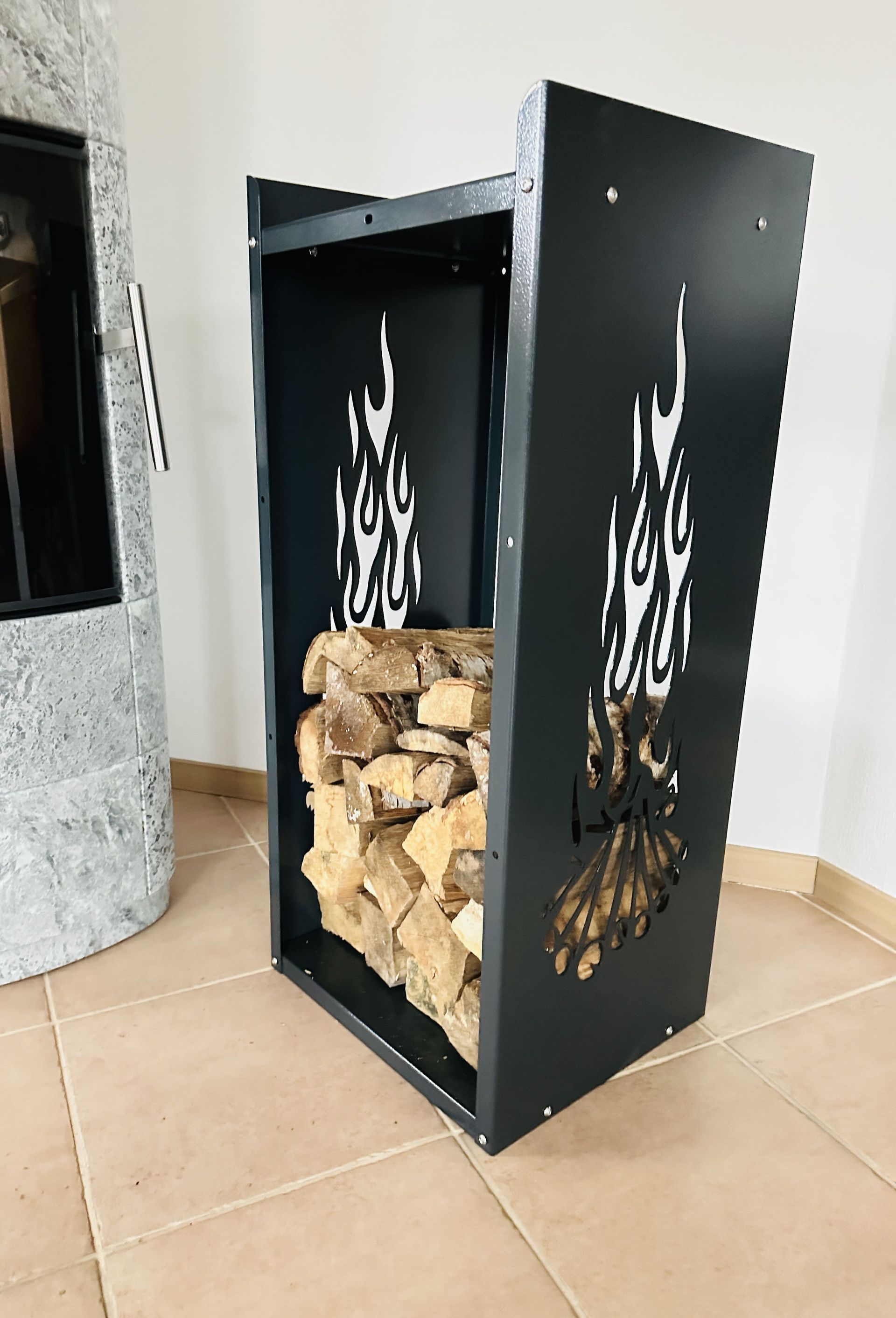 Kaminholzregal Innen aus Metall mit Lagerfeuer Motiv in Anthrazit beschichtet