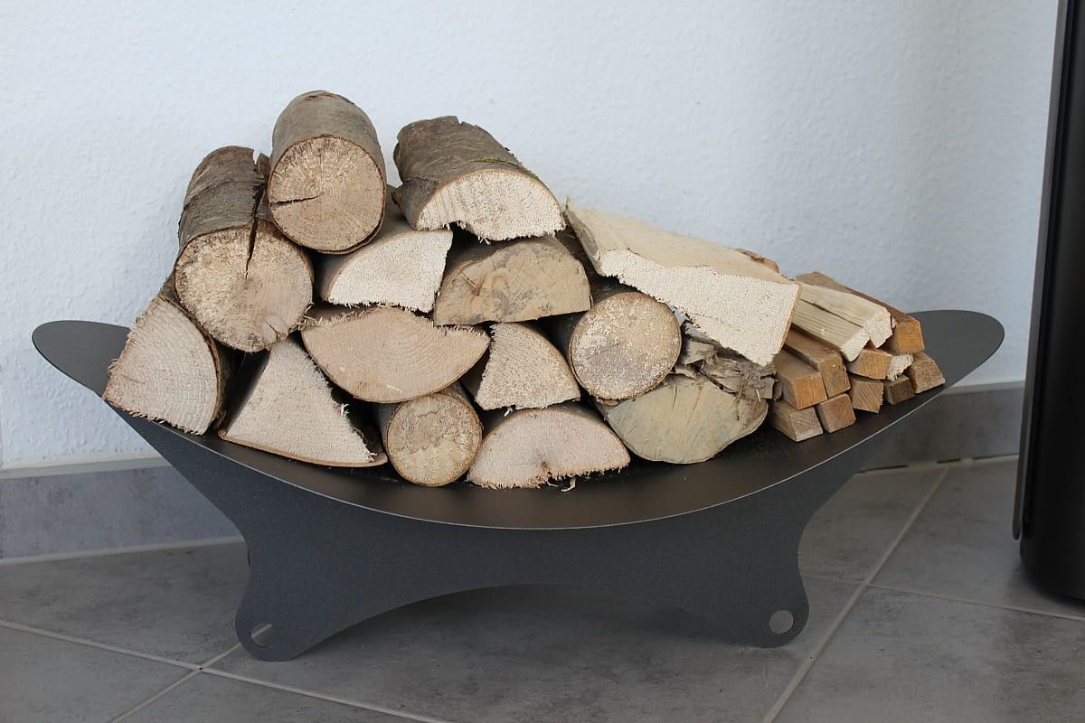 Metall Schale zur Holzlagerung mit Holzscheiten