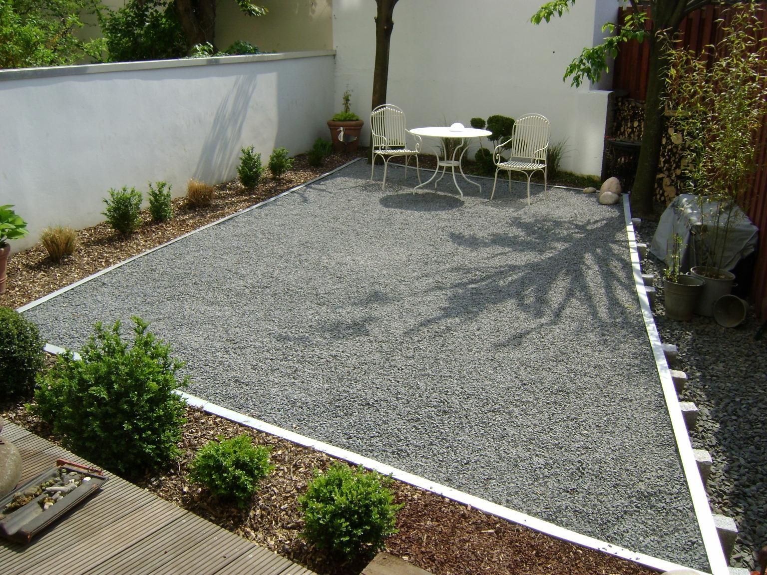 Terasse die mit breiten Rasenkanten von Beet abgetrennt sind