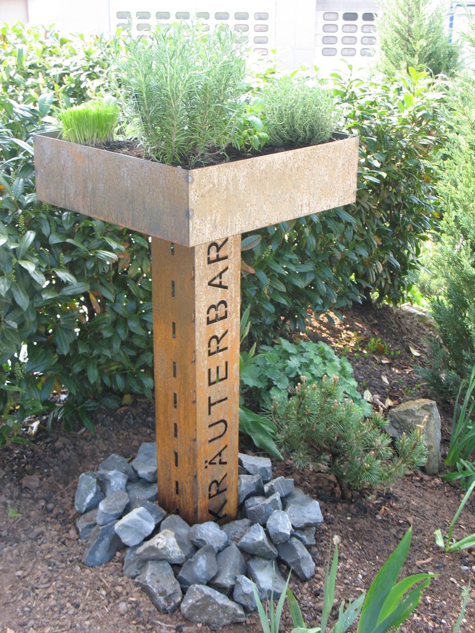 Cortenstahl Hochbeet als Kräuterbar extra hoch