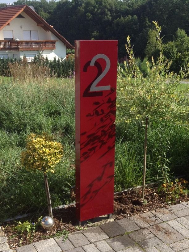 Gartenstele Metall rot beschichtet mit Edelstahl Hausnummer