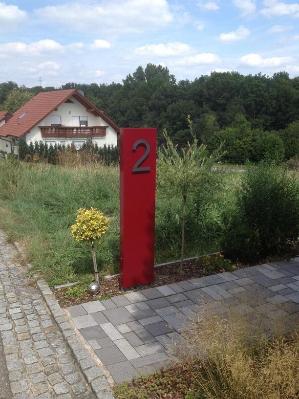 Gartenstele mit Hausnummer pulverbeschichtet purpurrot