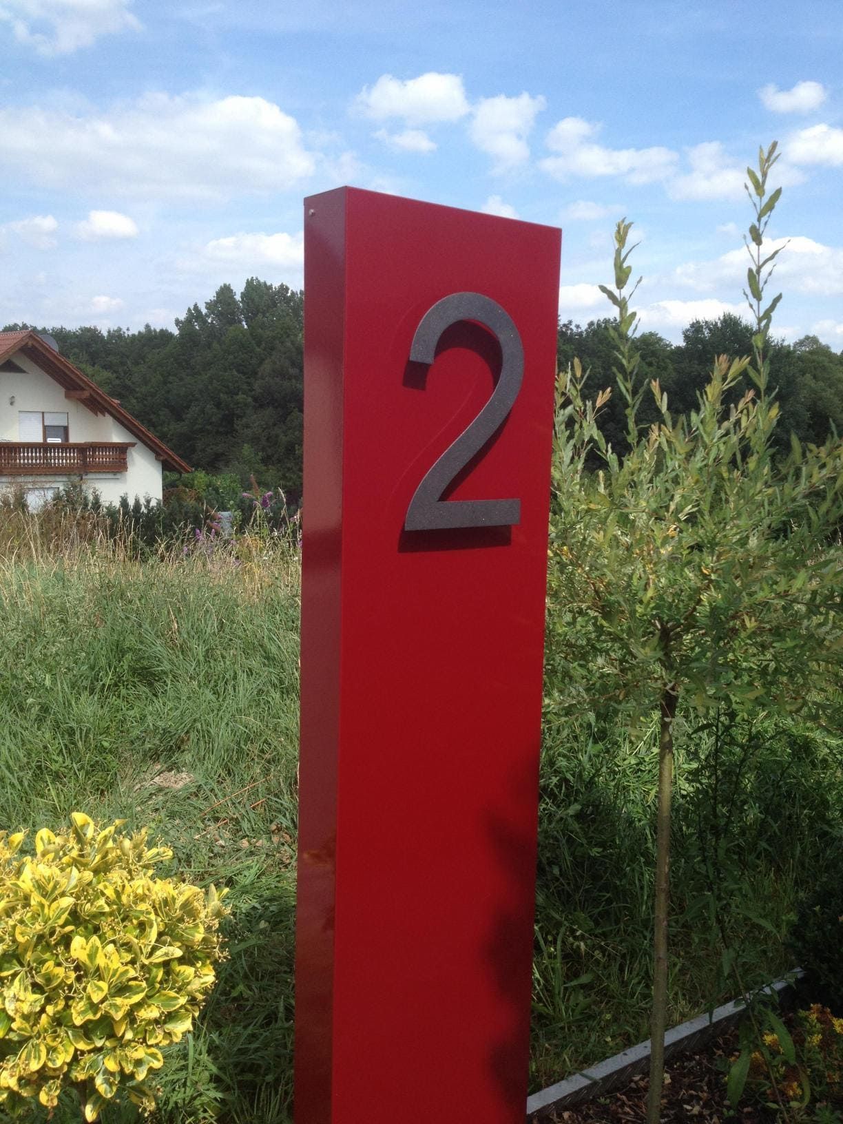 rote Gartenstele mit Hausnummer 2 steht im Vorgarten