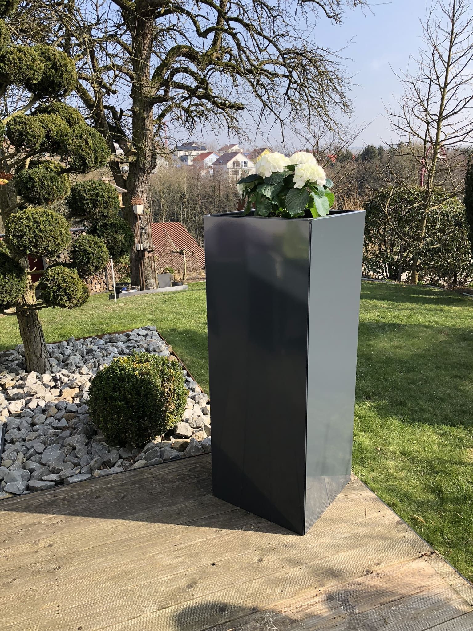 Anthrazit Pflanzkübel aus Metall auf einer Holzterrasse