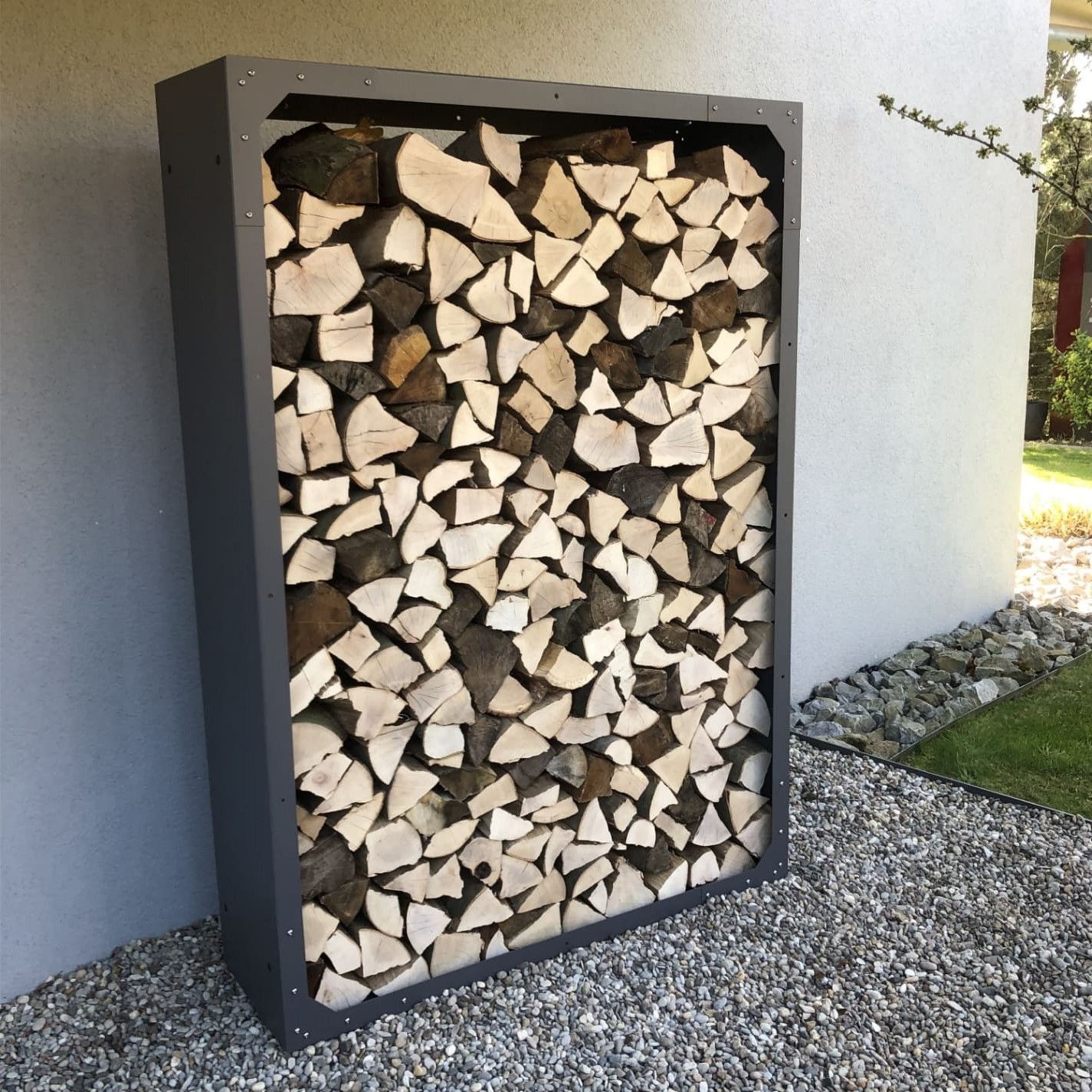 Metall Holzlager in grau mit Holz gefüllt