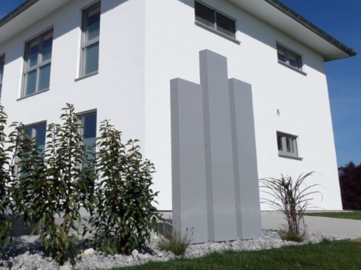 Gartenstelen aus Metall als Sichtschutz, hellgrau pulverbeschichtet