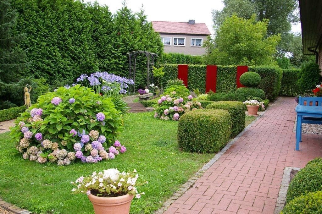 Rote Metall Stelen zur Gartengestaltung